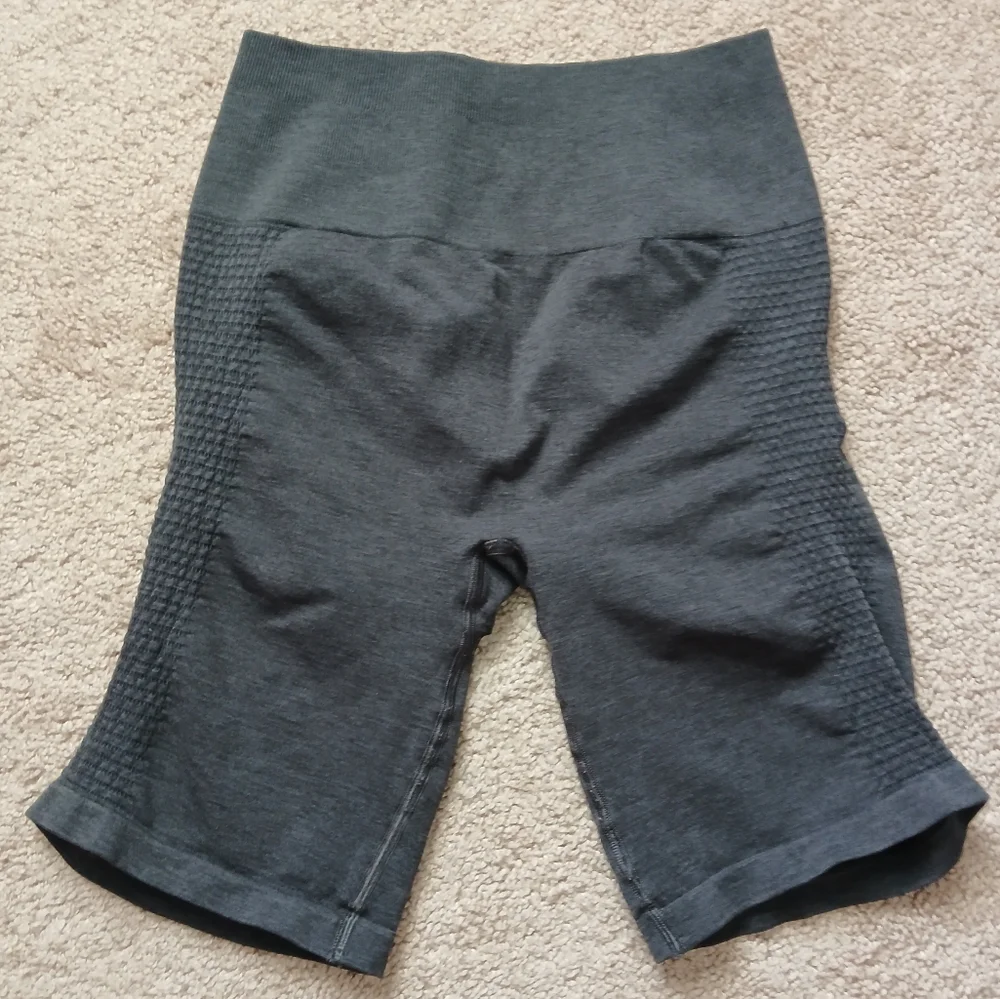 Alphalete High Rise Biker Shorts Dark Gray - Picture 3 of 6